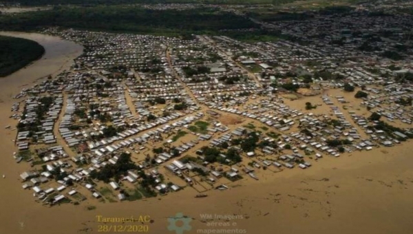 Gladson vai à cidade de Tarauacá para ver de perto situação da enchente, diz Marilete